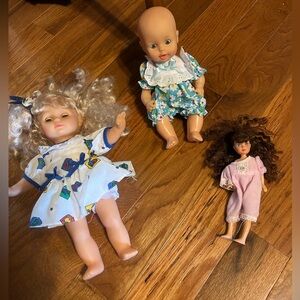3 baby dolls. 2 of them have open & shut eyes, which is hard to find anymore.